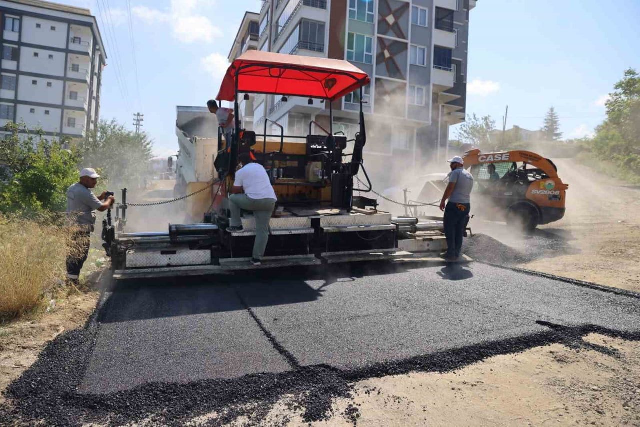 İLKADIM BELEDİYESİ, İLÇE GENELİNDE YÜRÜTÜLEN YOL YAPIM, BAKIM VE ONARIM FAALİYETLERİYLE KENTE...