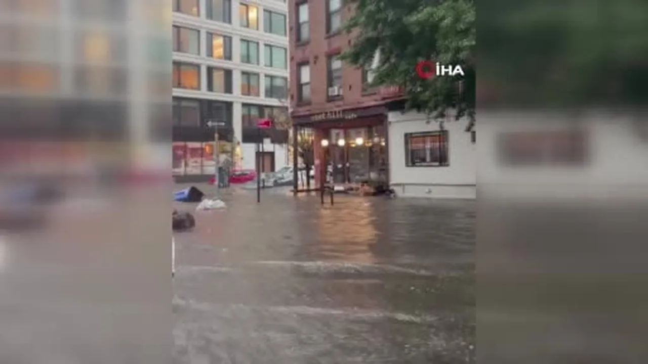 ABD'nin New York kentinde etkili olan sağanak yağış seli beraberinde getirdi. Sokaklar sular...