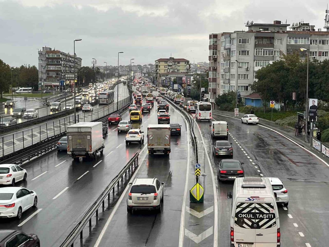 İSTANBUL’DA YAĞIŞIN DA ETKİSİYLE TRAFİK YOĞUNLUĞU YÜZDE 89’A ULAŞTI. İŞLERİNDEN DÖNEN VATANDAŞLAR...