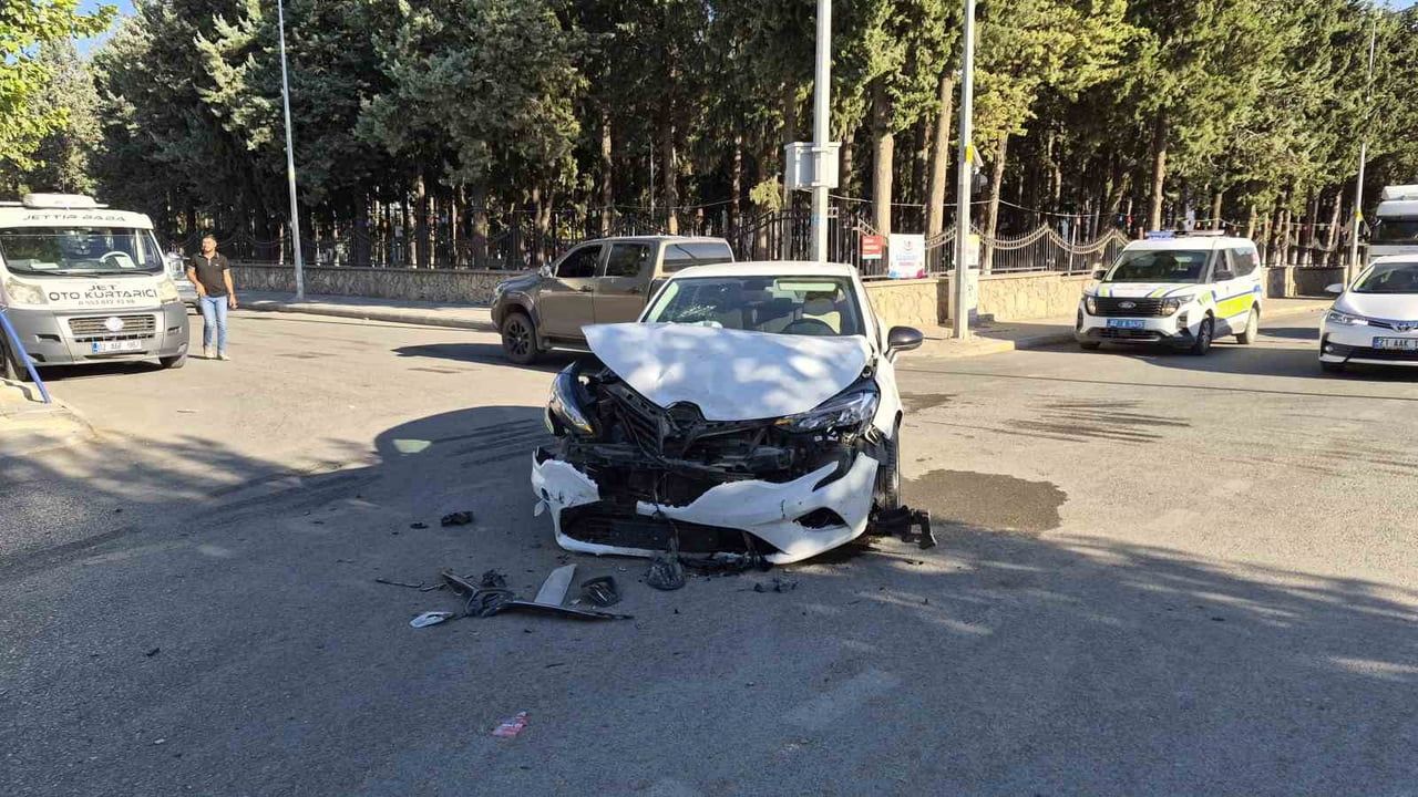 ADIYAMAN’DA İKİ OTOMOBİLİN ÇARPIŞMASI SONUCU MEYDANA GELEN KAZADA 1 KİŞİ YARALANDI.