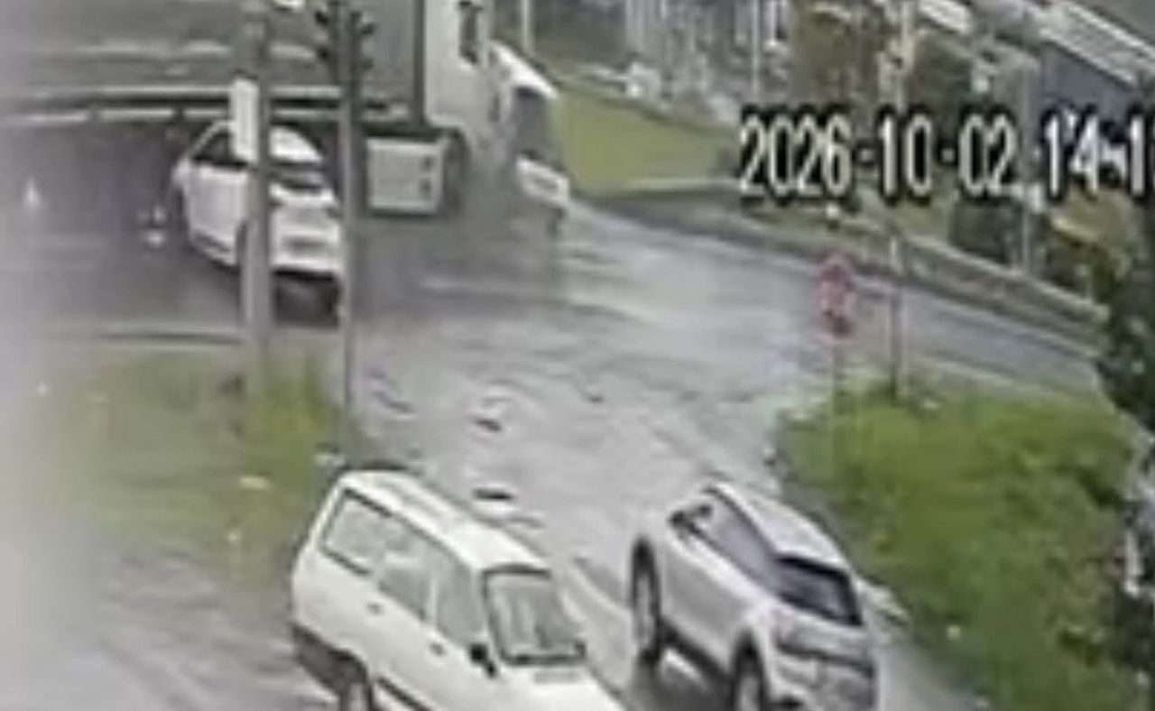 SAMSUN’UN ATAKUM İLÇESİNDE TIRIN KAVŞAKTA İKİ ARACA ÇARPTIĞI VE 5 KİŞİNİN YARALANDIĞI KAZANIN...