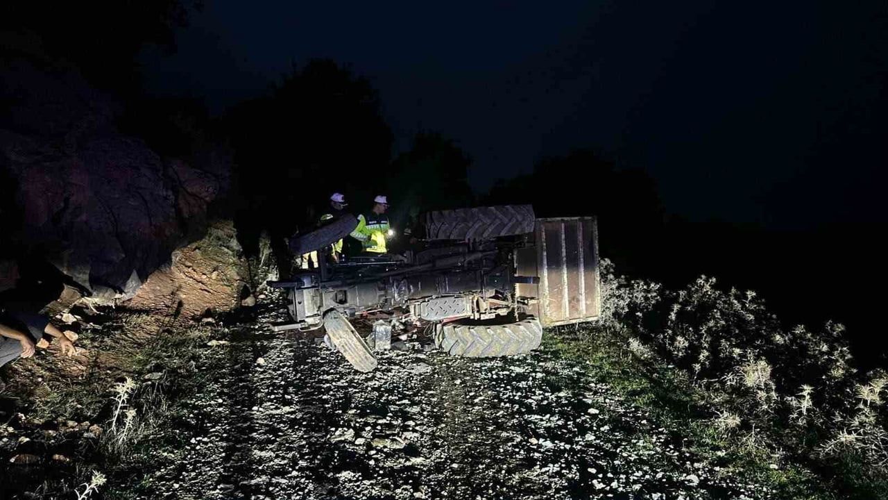 BİLECİK’TE DEVRİLEN TRAKTÖRÜN ALTINDA KALAN SÜRÜCÜ HAYATINI KAYBETTİ