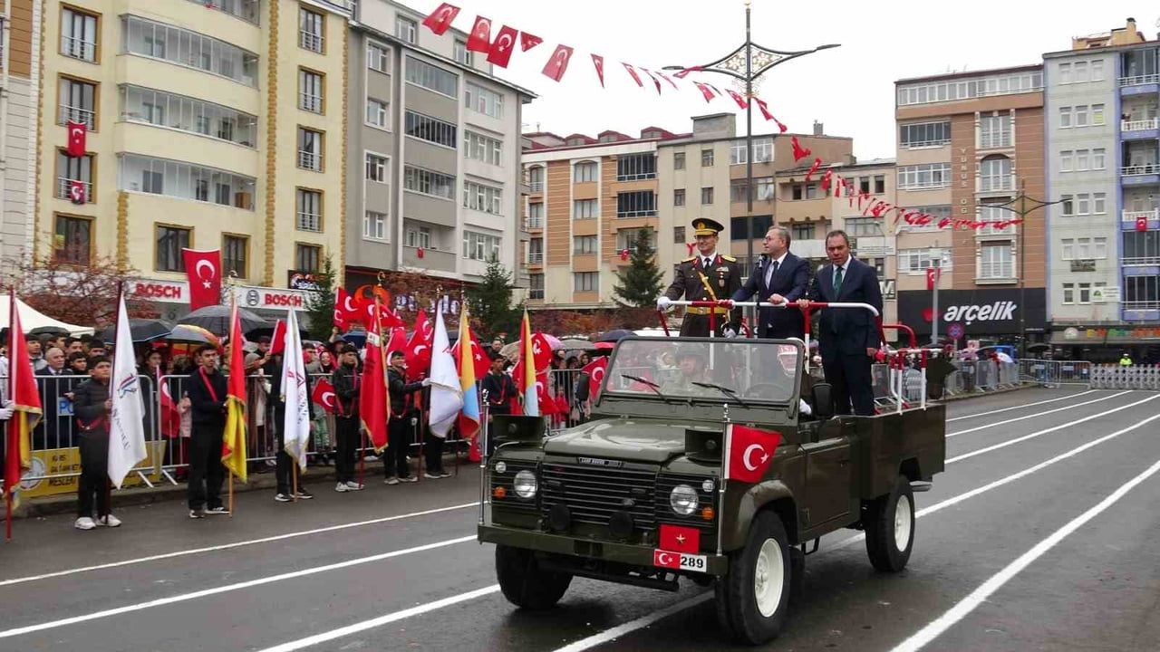 KARS’TA CUMHURİYET’İN 103. YILI YAĞMUR ALTINDA COŞKUYLA KUTLANDI(KARS-İHA)