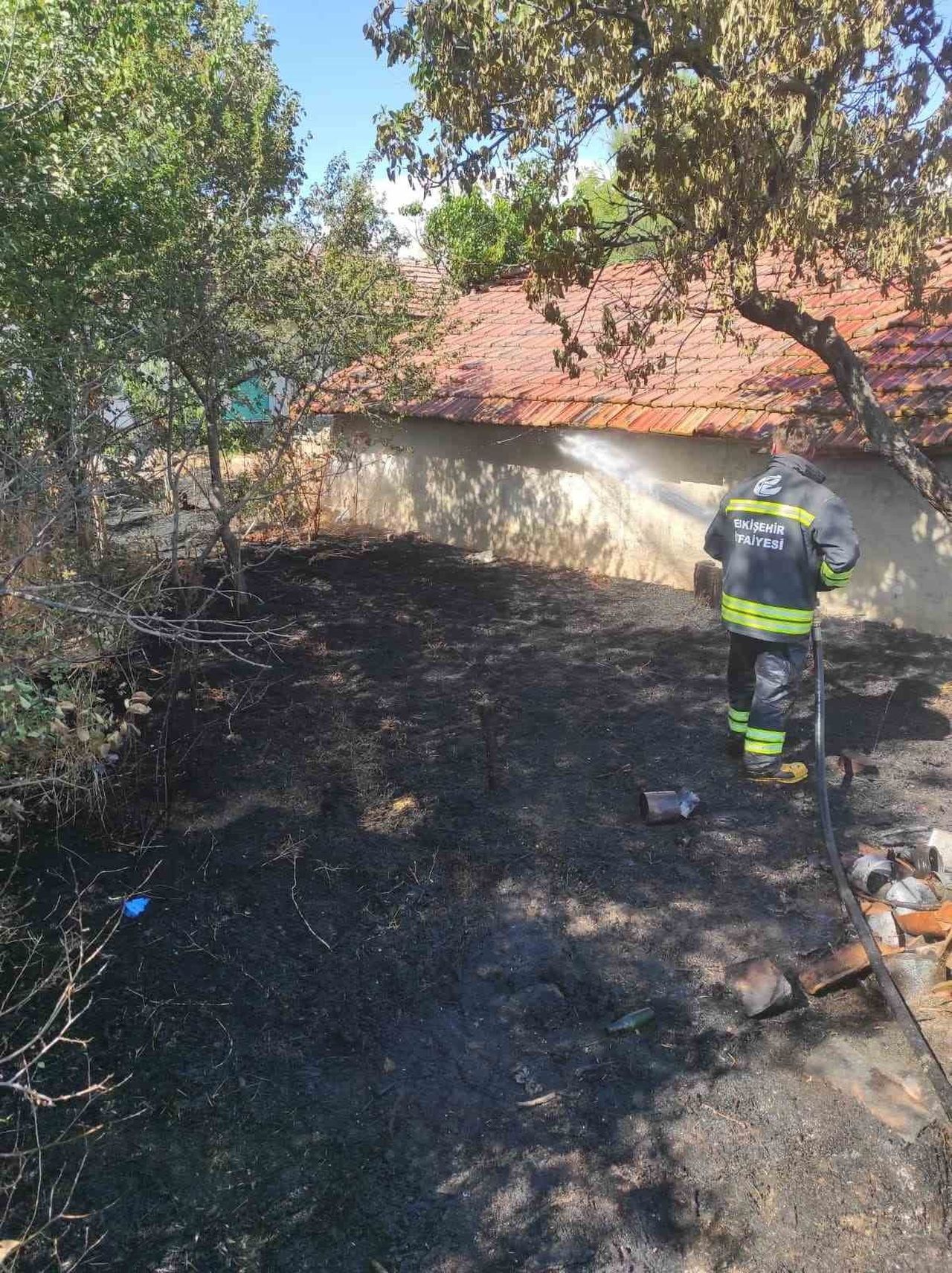 ESKİŞEHİR'İN ÇİFTELER İLÇESİNDE MÜSTAKİL BİR EVİN BAHÇESİNDE BAŞLAYAN VE AHIRA SIÇRAYAN YANGIN...