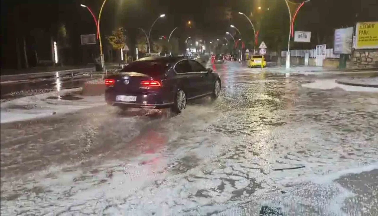 BAYBURT’TA DOLU YAĞIŞININ ARDINDAN CADDE VE SOKAKLARDA SU BİRİKİNTİLERİ OLUŞTU