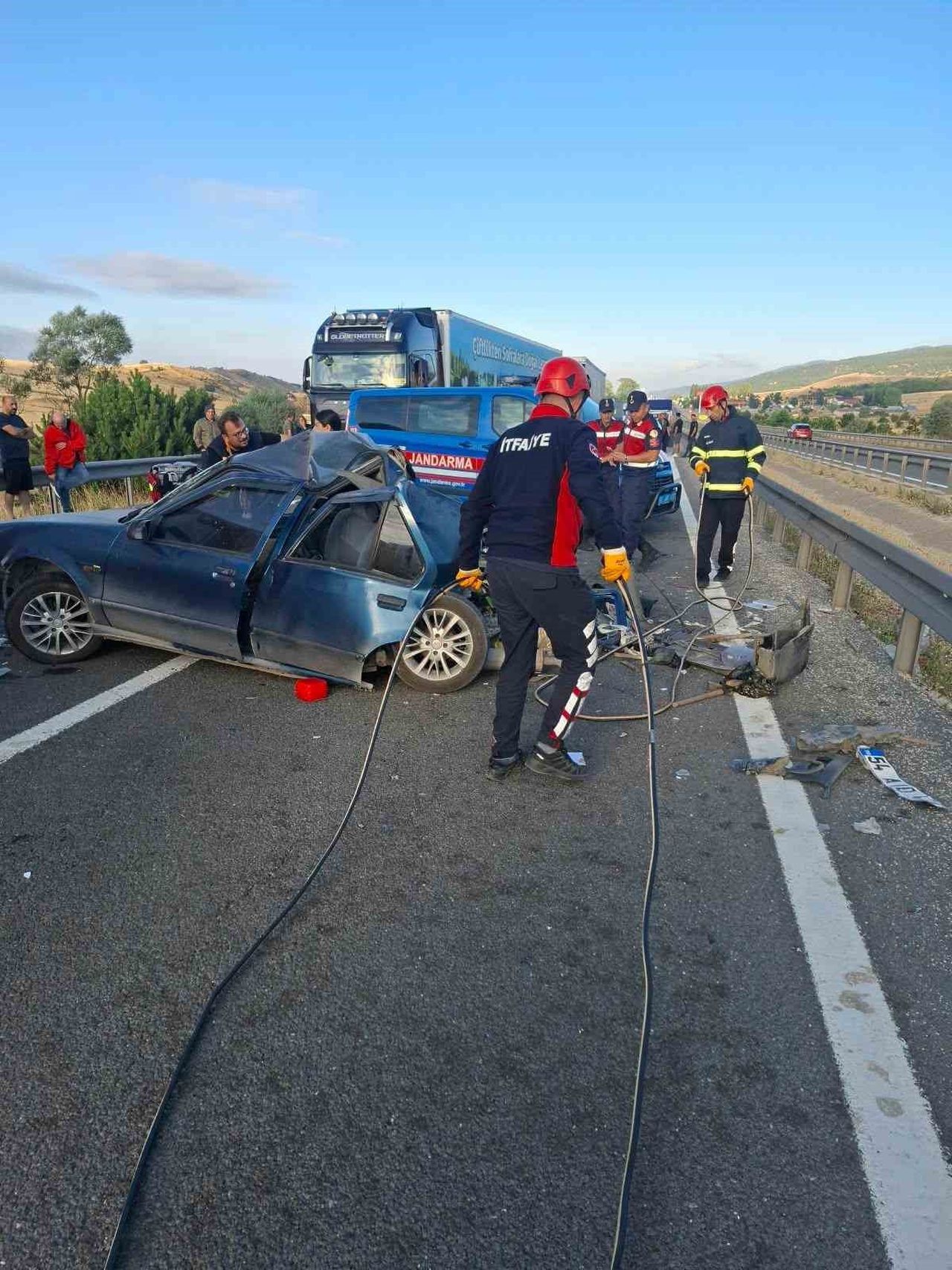 BOLU’DA GEREDE-KARABÜK KARA YOLUNDA 2 OTOMOBİL VE 1 YOLCU OTOBÜSÜNÜN KARIŞTIĞI KAZADA 2 KİŞİ...