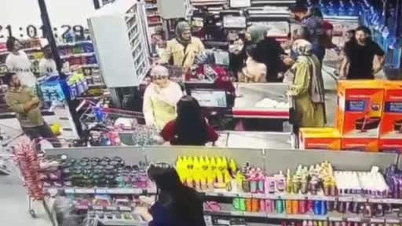 Ankara’da markette silahlı kavga kamerada