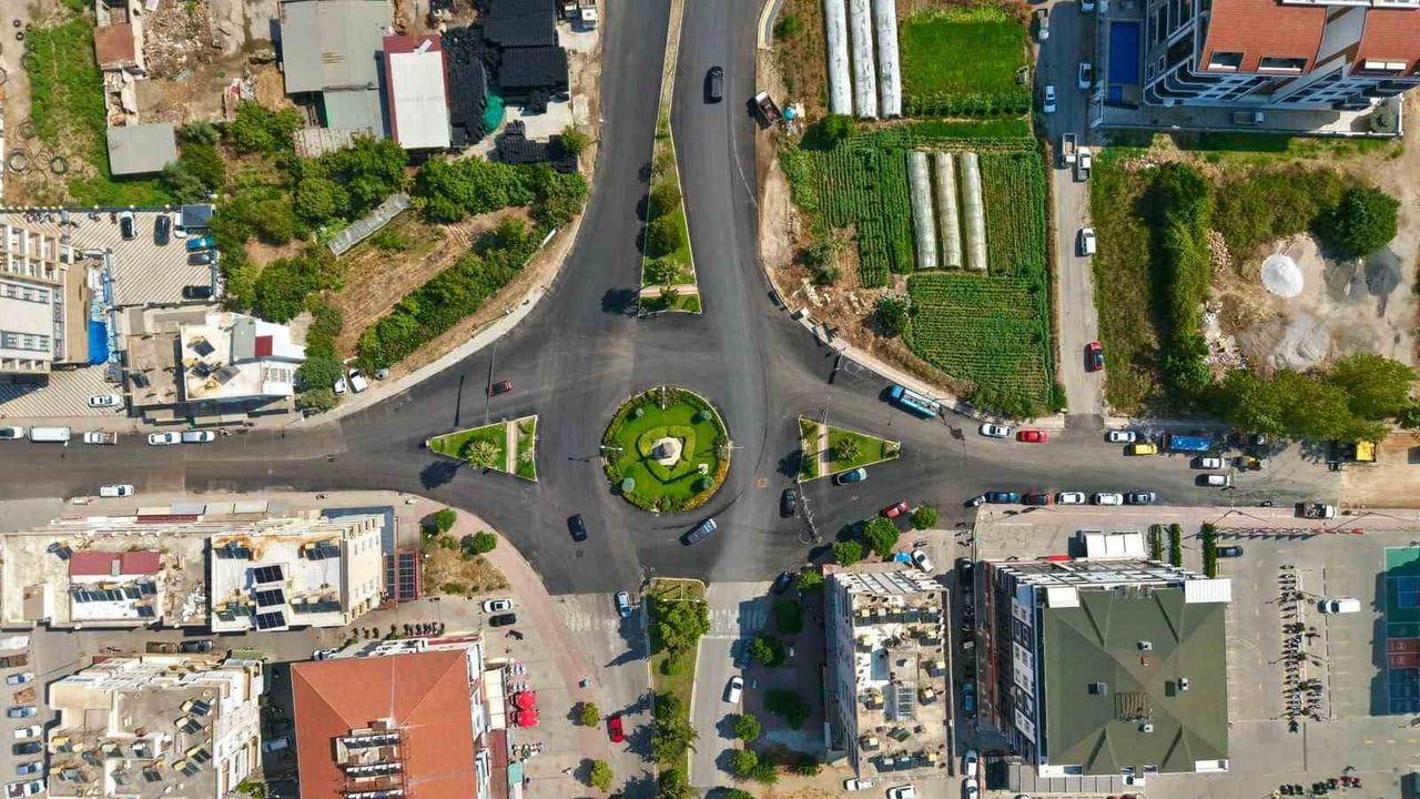 ALANYA BELEDİYESİ’NİN, MAHMUTLAR MAHALLESİ ATATÜRK CADDESİ’NDE ETAP HALİNDE YÜRÜTTÜĞÜ SICAK ASFALT...