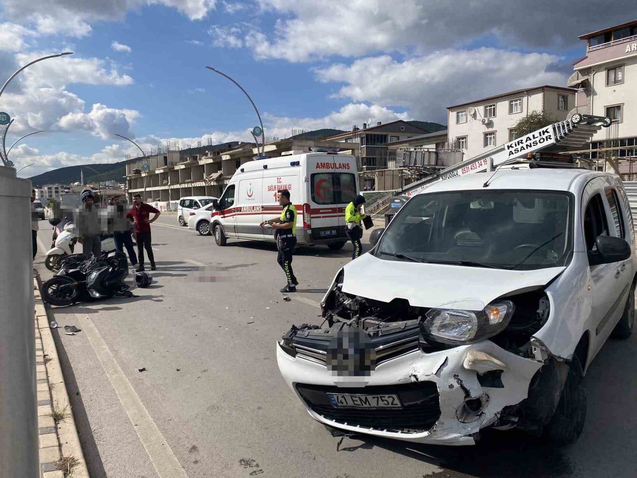 KOCAELİ'NİN KÖRFEZ İLÇESİNDE HAFİF TİCARİ ARAÇ İLE ÇARPIŞAN MOTOSİKLET SÜRÜCÜSÜ AĞIR...
