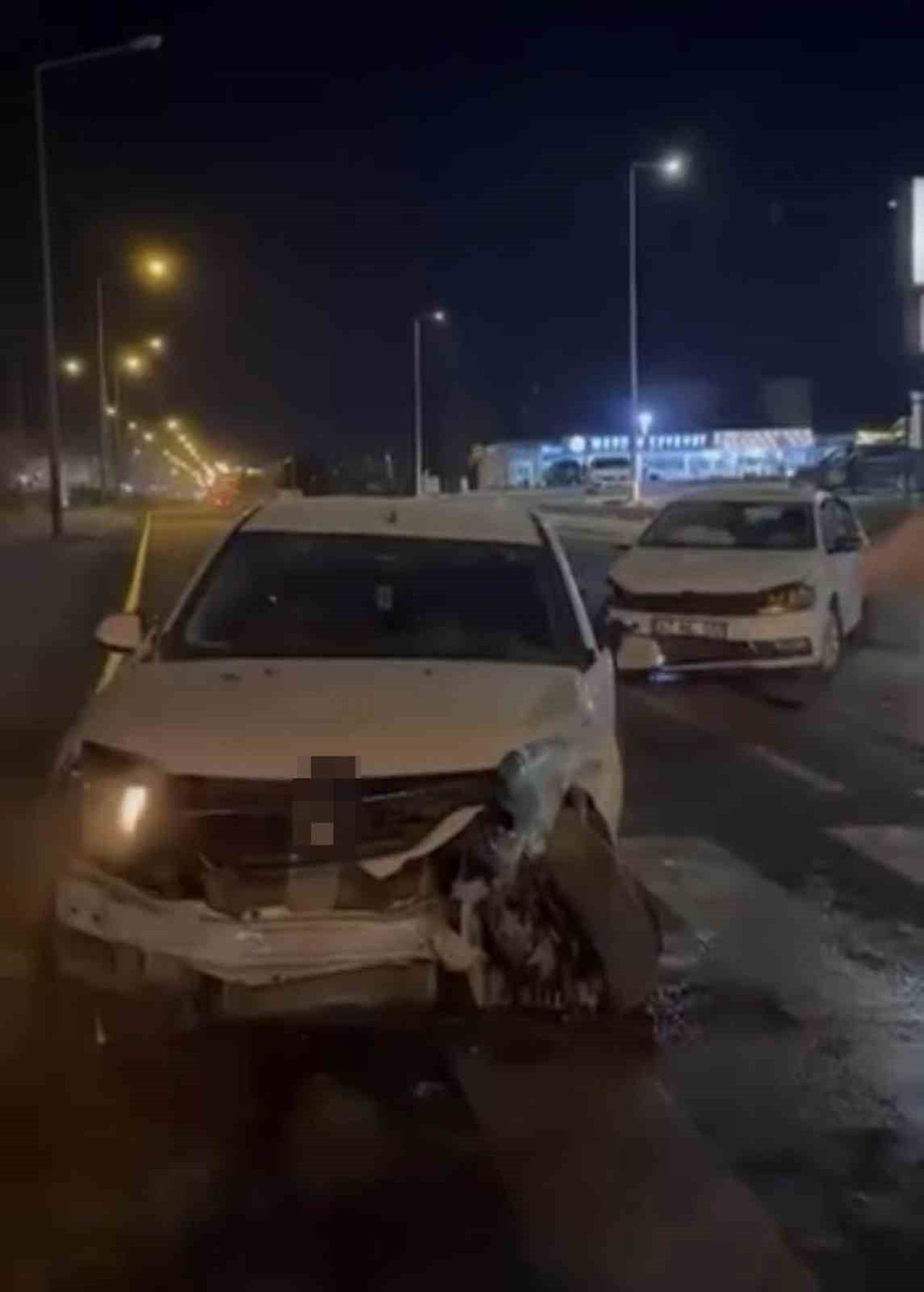 MARDİN'İN NUSAYBİN İLÇESİNDE İKİ OTOMOBİLİN ÇARPIŞMASI SONUCU 3 KİŞİ YARALANDI.