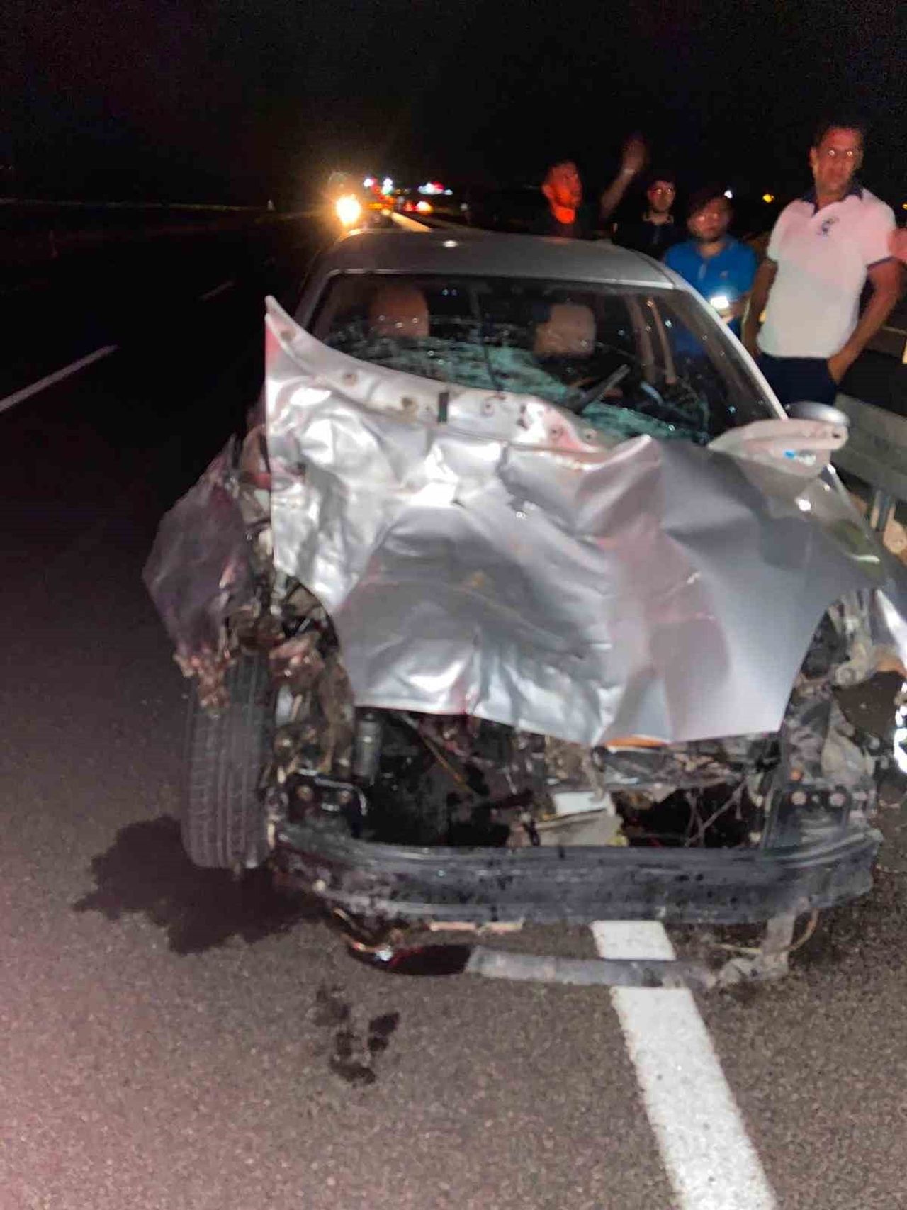 SİVEREK’TE OTOMOBİL BARİYERLERE ÇARPTI: 4 KİŞİ YARALANDI