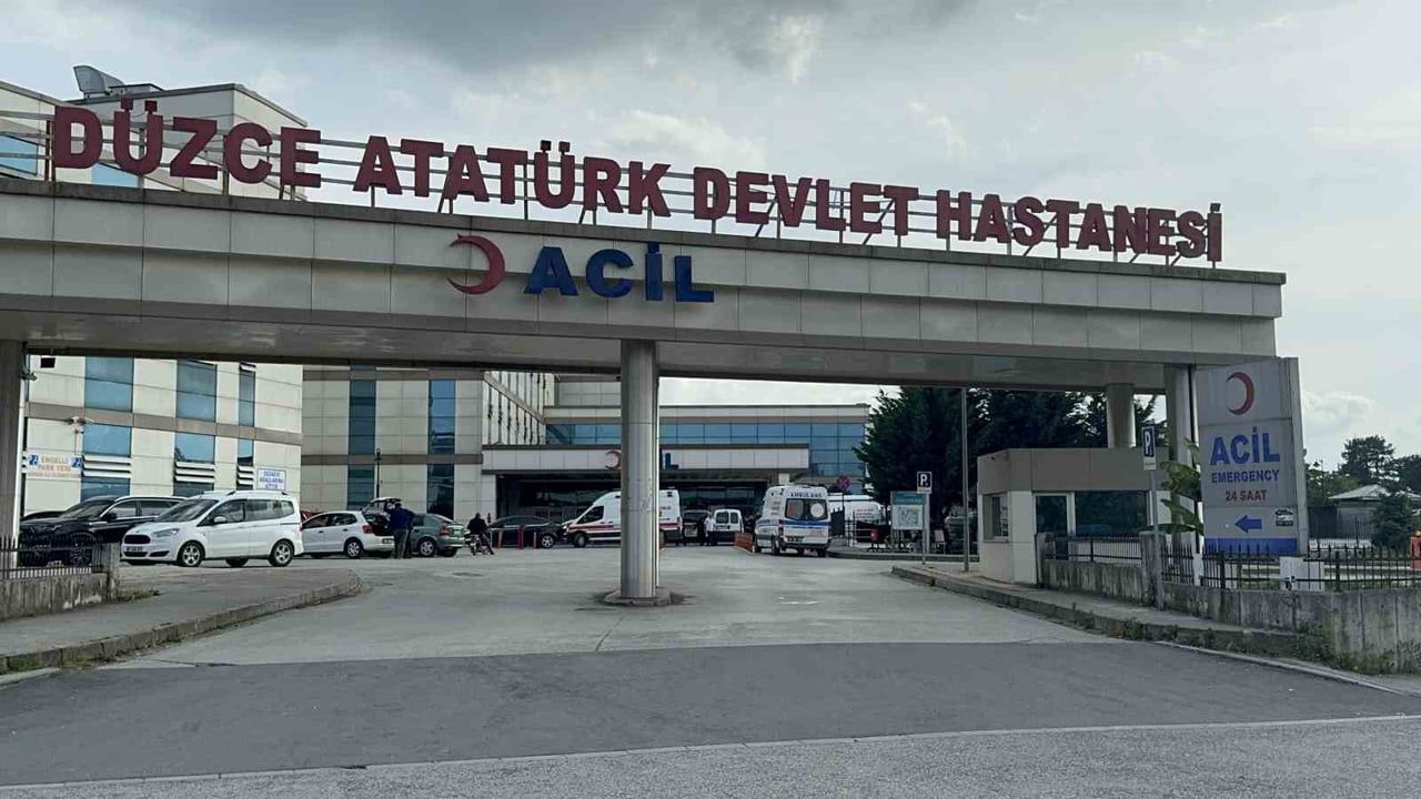 DÜZCE ATATÜRK DEVLET HASTANESİNE GİDEN ÇALIŞANLAR, YAPILAN TEDAVİLERİNİN ARDINDAN TABURCU...