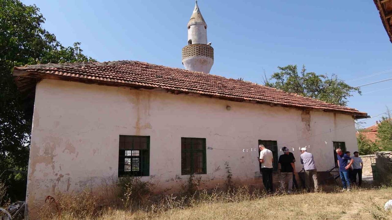 YOZGAT'IN SARIKAYA İLÇESİNDEKİ ASIRLIK CAMİ ONARILMAYI BEKLİYOR.