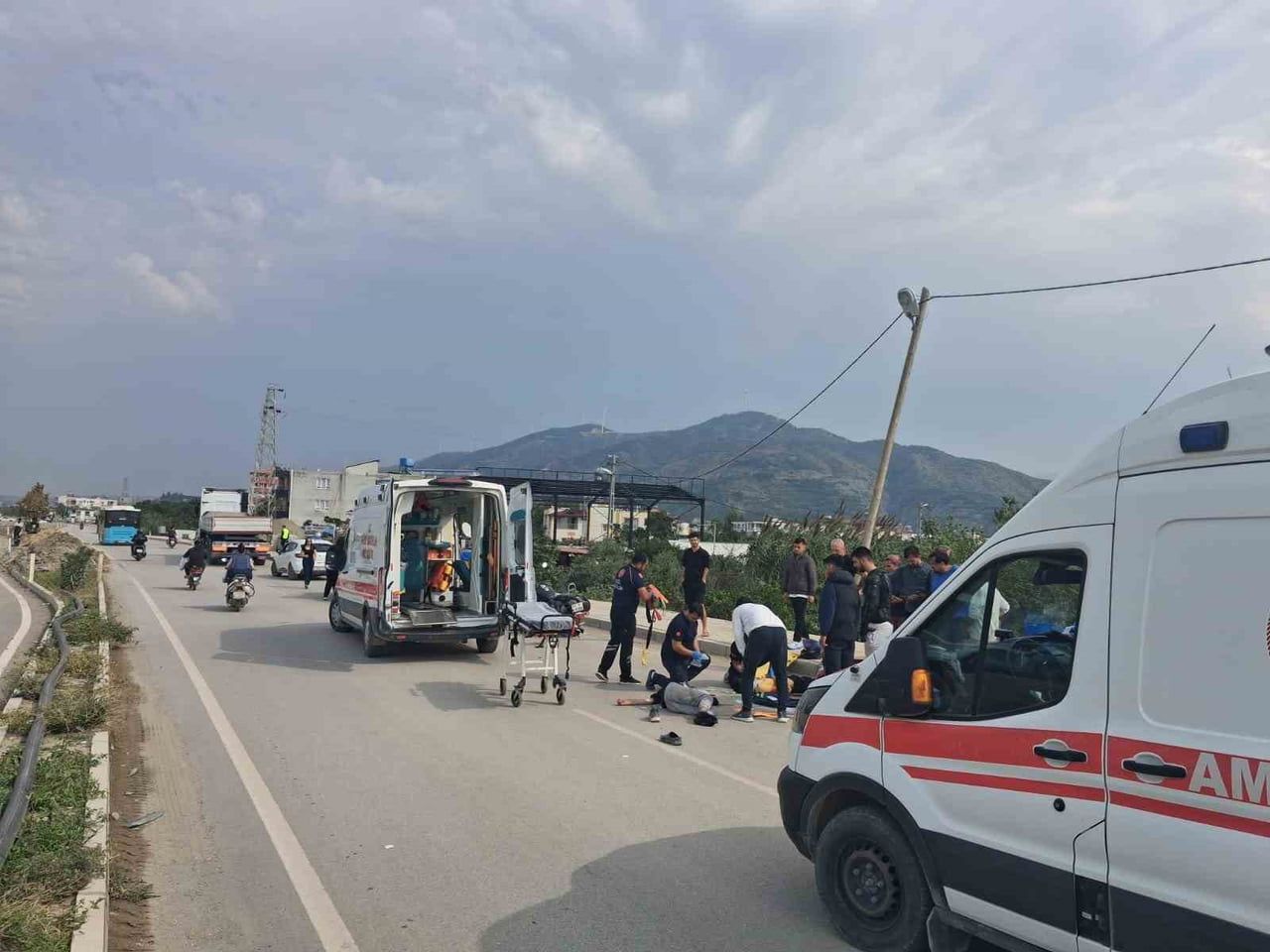HATAY’IN SAMANDAĞ İLÇESİNDE 16 YAŞINDAKİ ÇOCUĞUN KULLANDIĞI MOTOSİKLET, SOLA MANEVRA YAPAN TIRIN...