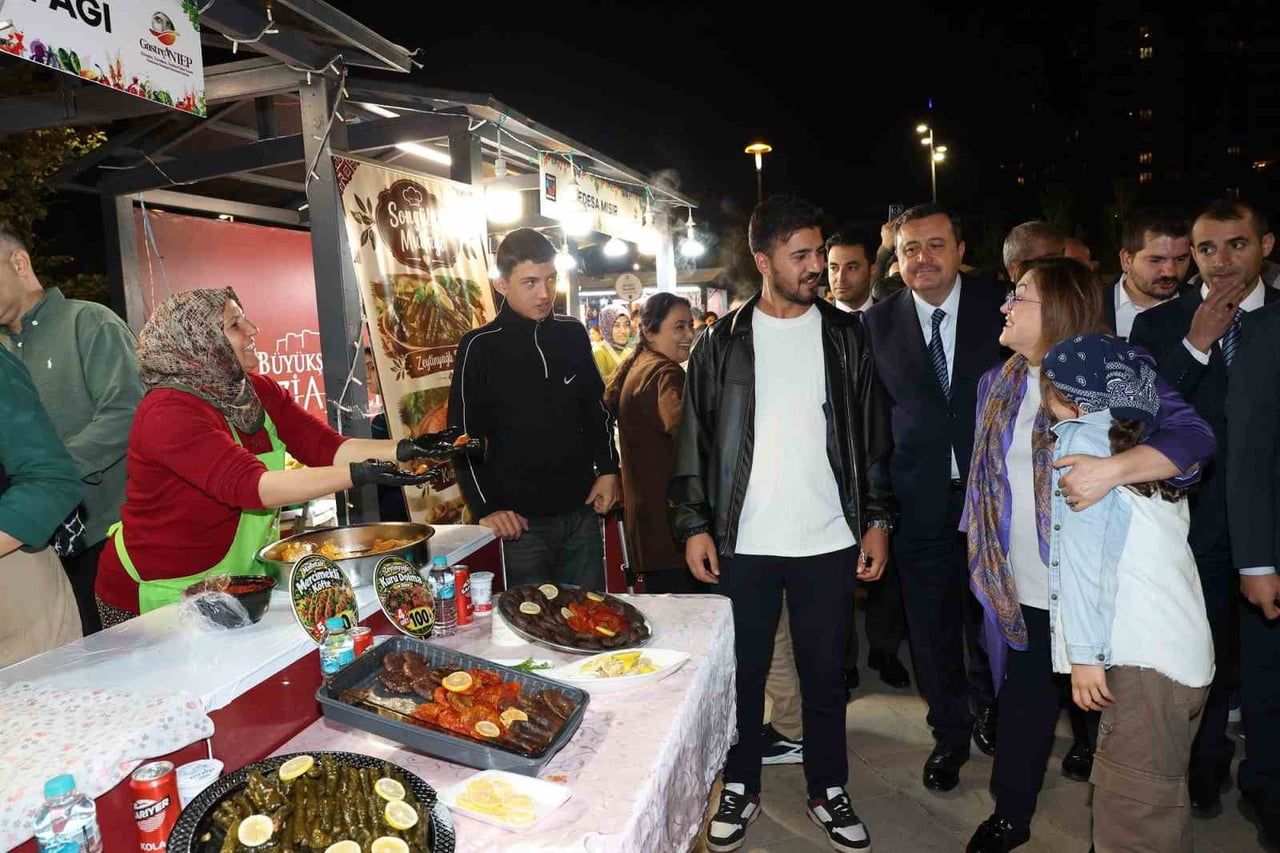 GASTROANTEP'TE LEZZET, EMEK VE KÜLTÜRÜN BULUŞTUĞU STANTLARA BAŞKAN ŞAHİN'DEN YAKIN İLGİ