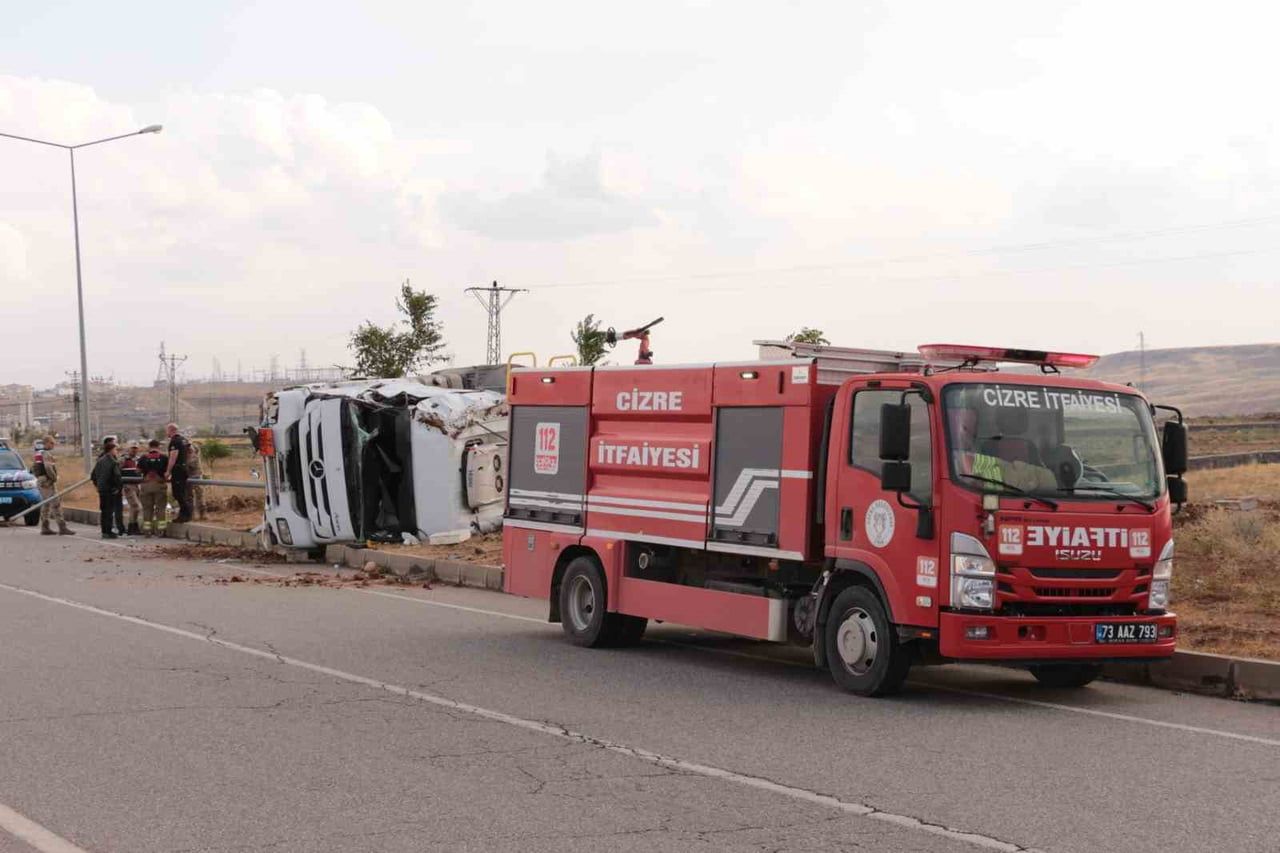 ŞIRNAK’IN CİZRE İLÇESİNDE AKARYAKIT TANKERİNİN KONTROLDEN ÇIKARAK DEVRİLMESİ SONUCU MEYDANA GELEN...