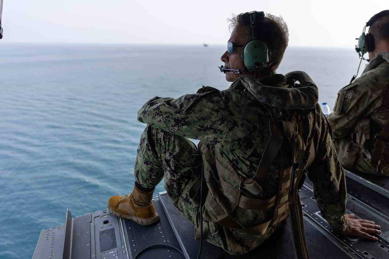 CENTCOM KOMUTANI COOPER HÜRMÜZ BOĞAZI ÜZERİNDEN HELİKOPTERLE UÇUŞ GERÇEKLEŞTİRDİ