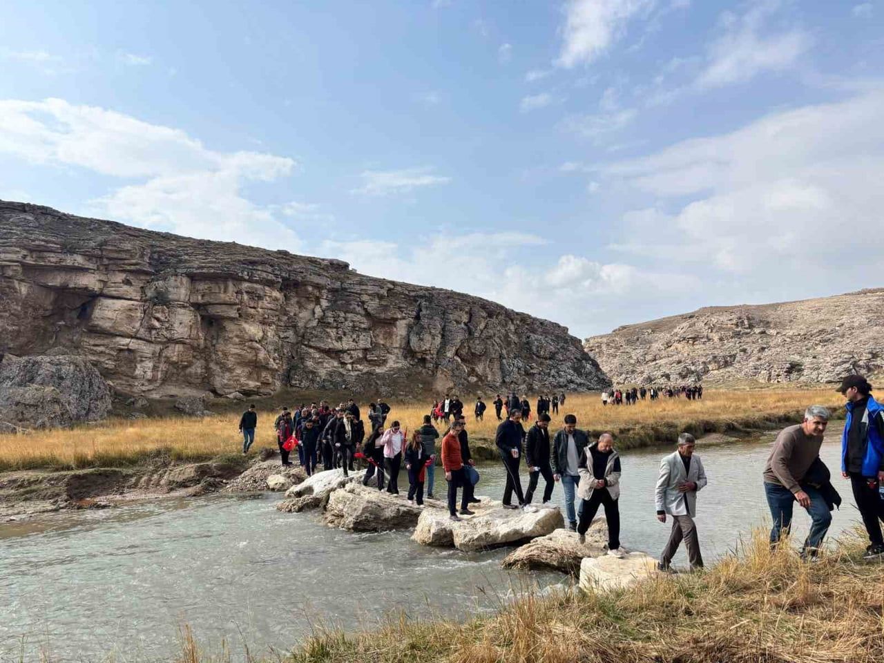 AĞRI'NIN DİYADİN İLÇESİNDE BU YIL DÖRDÜNCÜSÜ DÜZENLENEN GELENEKSEL DİYADİN KANYONU YÜRÜYÜŞÜ, 5...