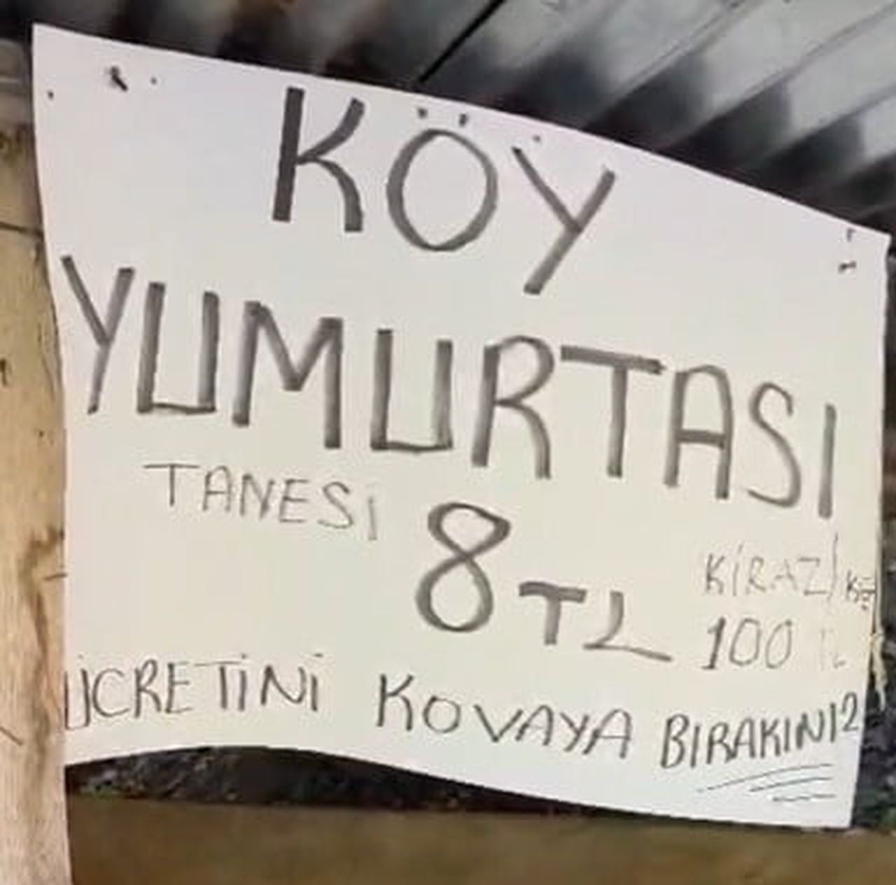 ERZURUM’UN İSPİR İLÇESİNE BAĞLI KOÇ MAHALLESİ’NDE YOL KENARINA KURULAN SEBZE TEZGAHLARINDA, SATICI...