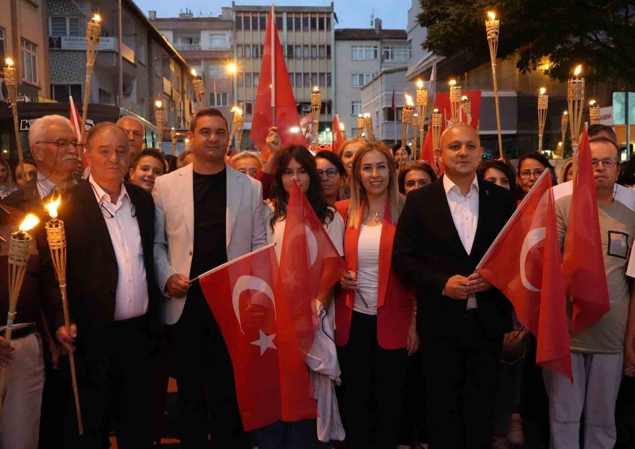 BELEDİYE BAŞKANI AHMET ÖNAL’IN DA (SOLDAN 2.) KATILDIĞI FENER ALAYI, BANDO TAKIMININ SESLENDİRDİĞİ...