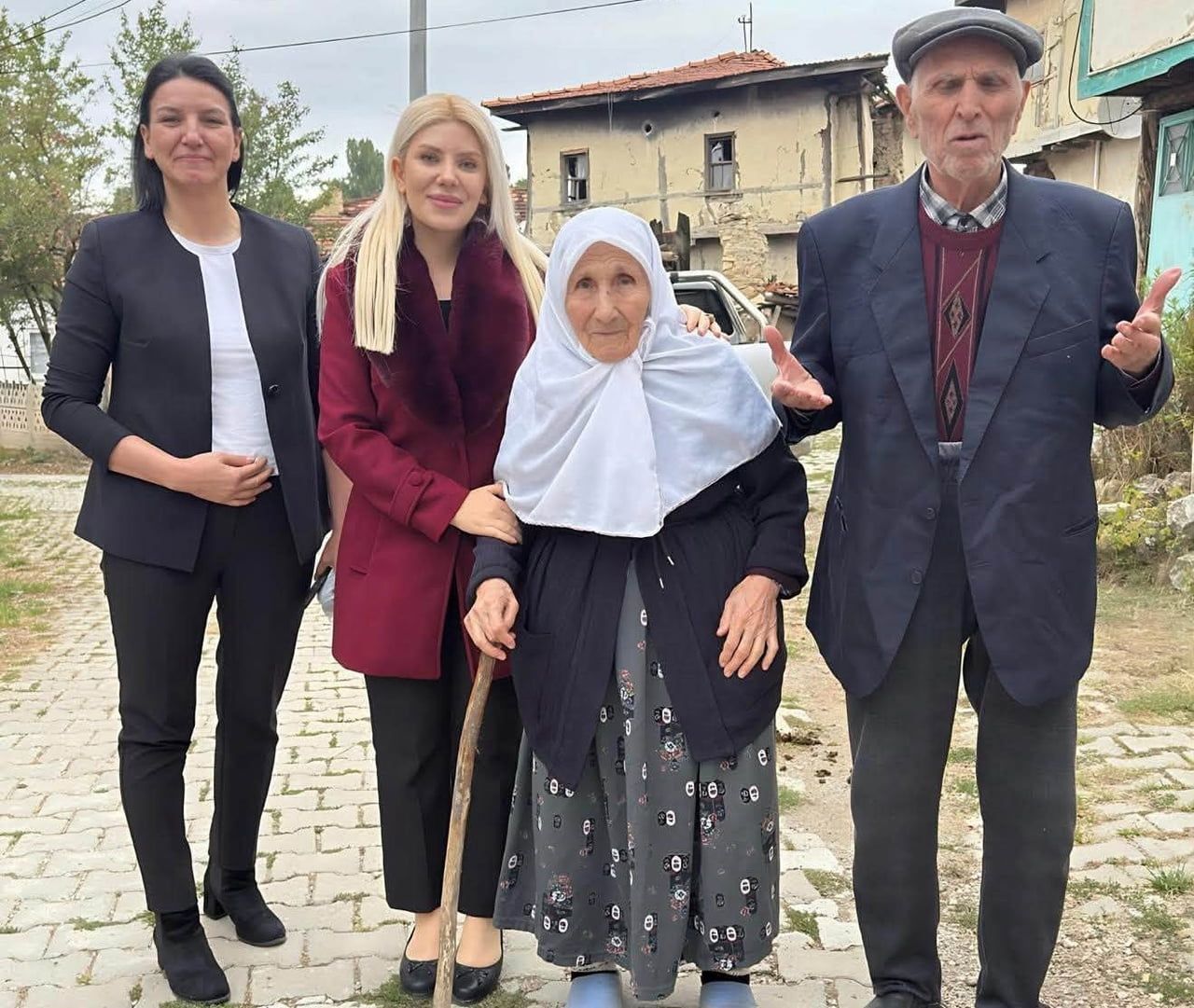 ALTINTAŞ KAYMAKAMI YILDIRIM’DAN YAŞLI ÇİFTE ANLAMLI ZİYARET