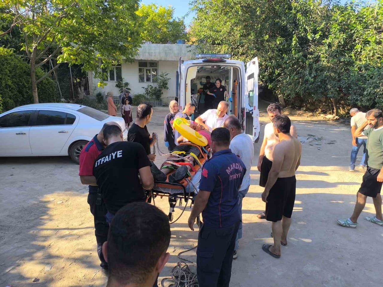 KIZILTEPE İLÇESİNDE KAYALIKLARDAN DÜŞEREK YARALANAN ŞAHIS, İTFAİYE EKİPLERİ TARAFINDAN MAHSUR...