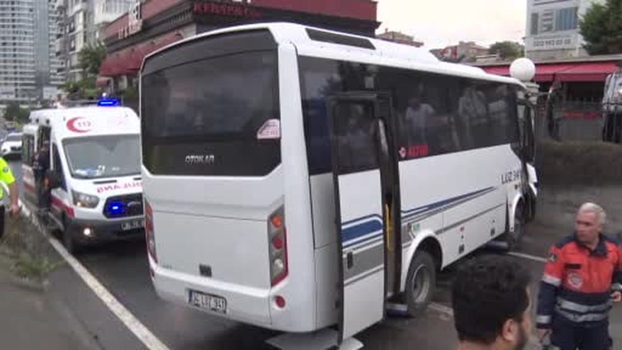 Avcılar'da kontrolden çıkan servis midibüsü kaza yaptı