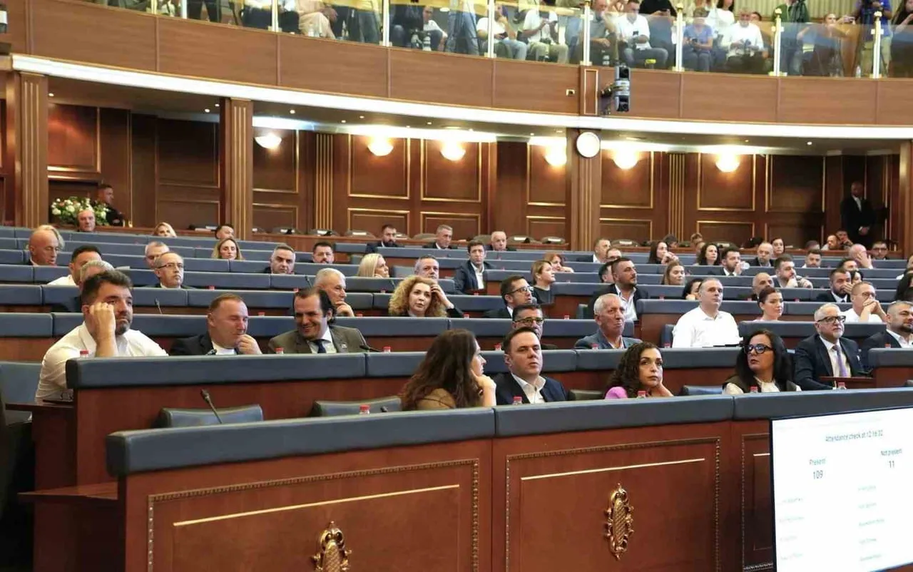KOSOVA MECLİSİ'NİN 11. YASAMA DÖNEMİ'NİN KURUCU OTURUMUNDA YAPILAN OYLAMADA ALBULENA HAXHİU, 62...