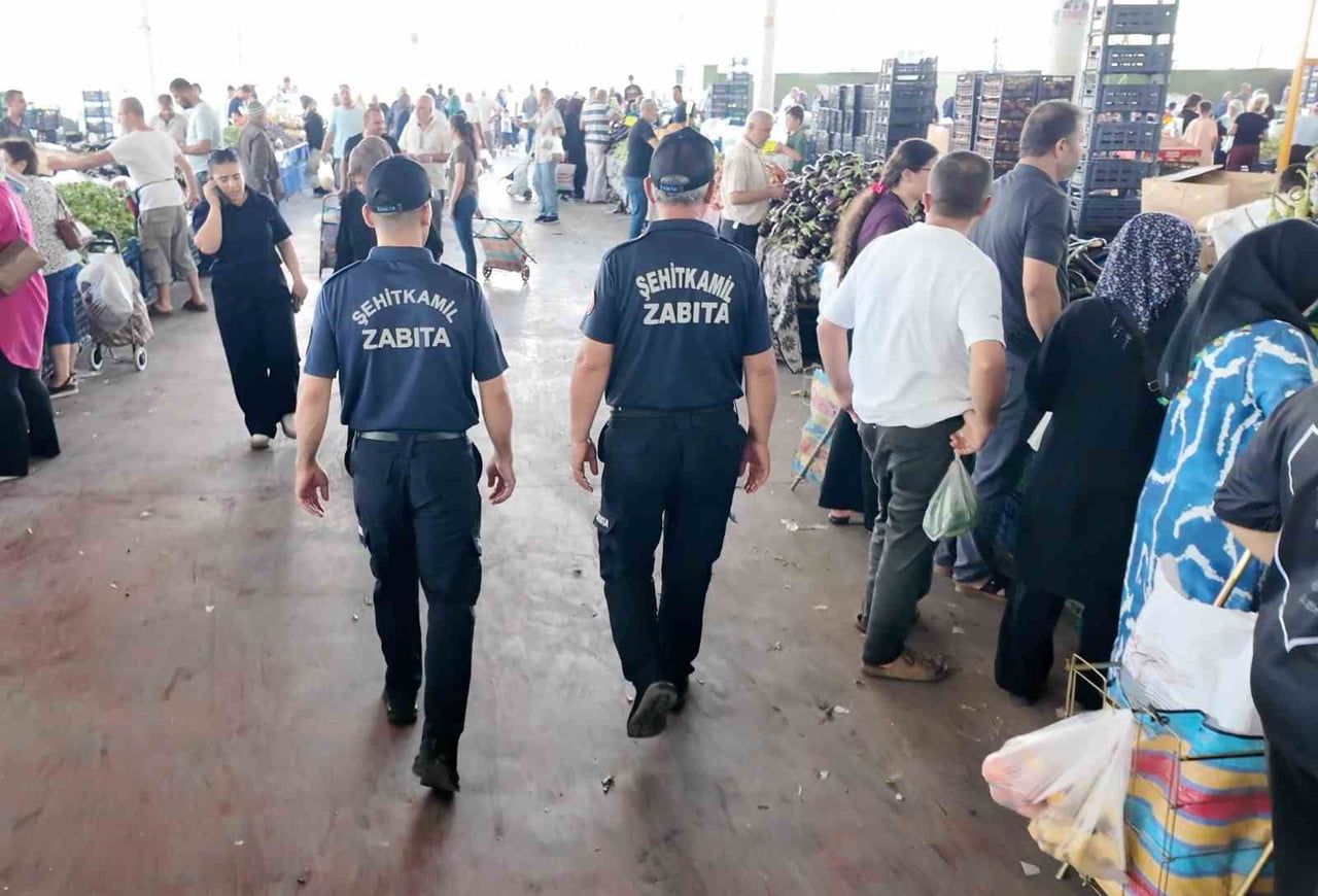 ŞEHİTKAMİL BELEDİYESİ ZABITA MÜDÜRLÜĞÜ EKİPLERİ, VATANDAŞLARIN PAZAR ALIŞVERİŞLERİNİ GÜVENLİ VE...
