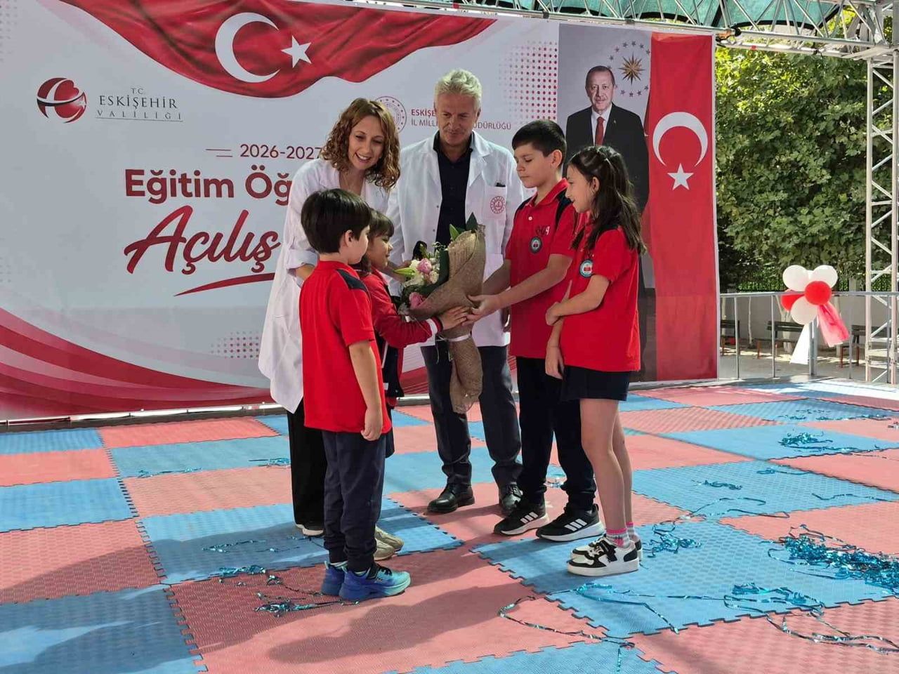 OSMANGAZİ İLKOKULU 4'ÜNCÜ SINIF ÖĞRENCİLERİ, 1'İNCİ SINIF ÖĞRENCİLERİNE 'HOŞ GELDİNİZ' ÇİÇEĞİ...