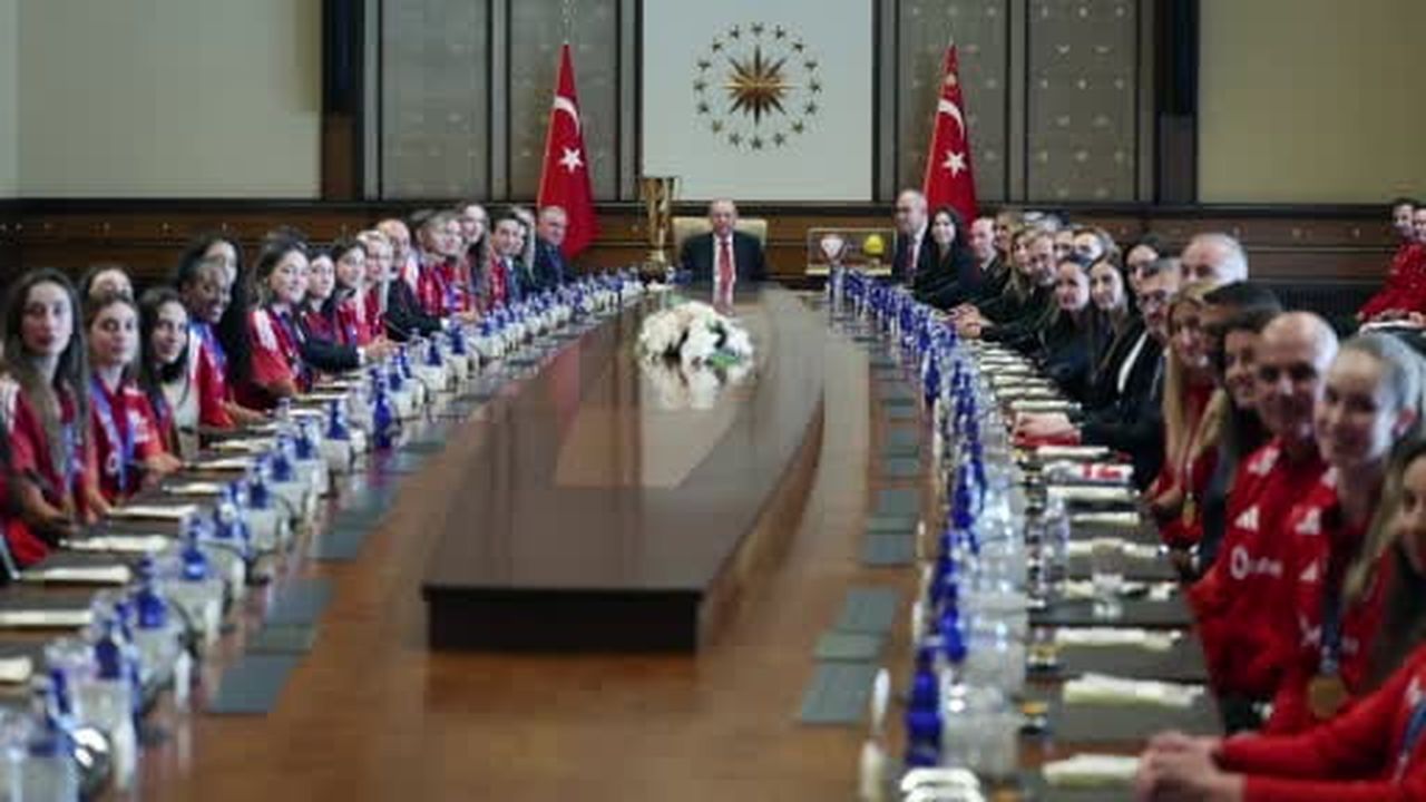 Cumhurbaşkanı Erdoğan, Kadın-Erkek Milli Voleybol takımlarını kabul etti