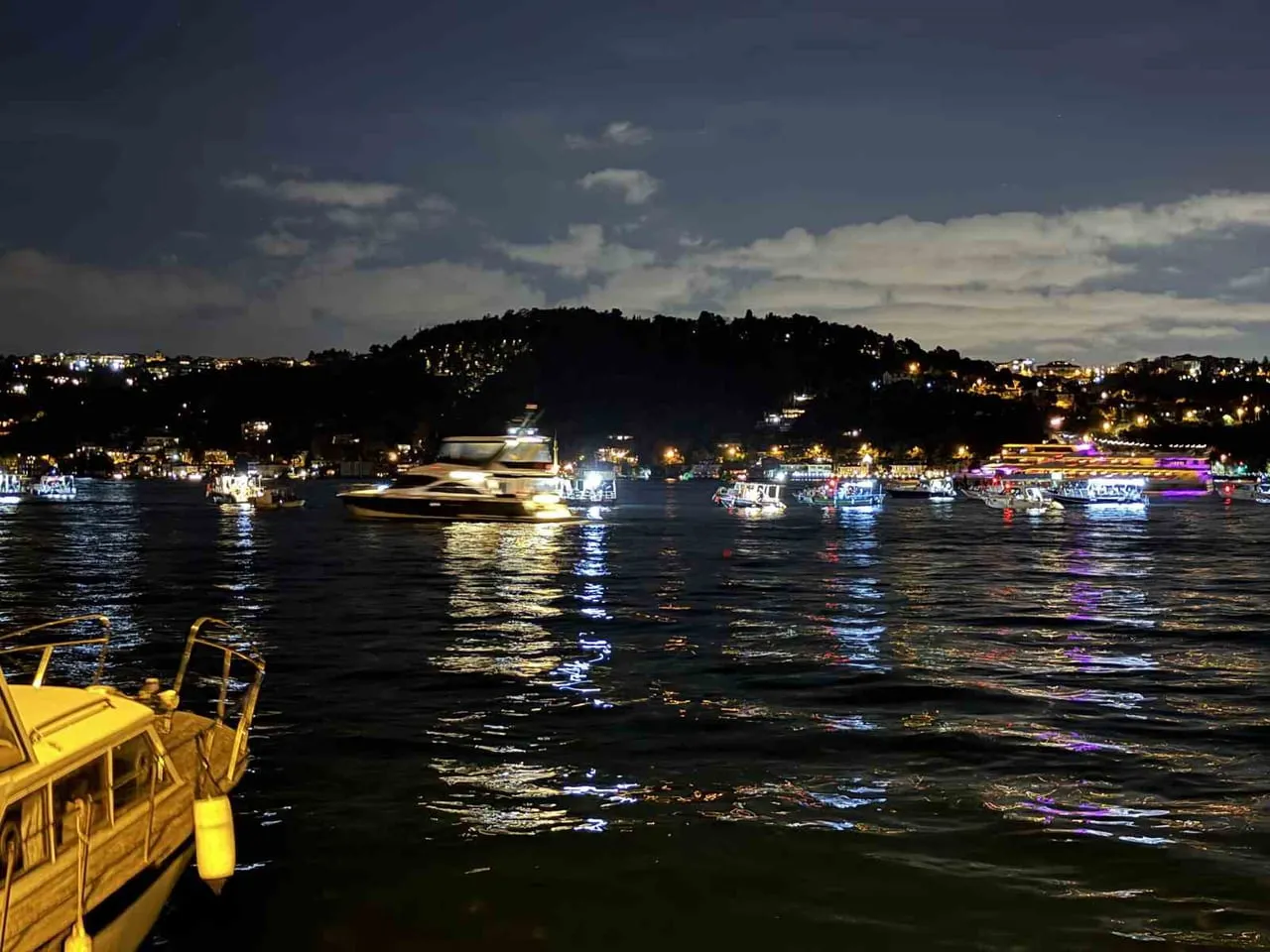 PROFOSYONEL OLTACILAR, ARNAVUTKÖY AÇIKLARINDA KİRALADIKLARI TEKNEKLERDEN SAATLERCE OLTA...
