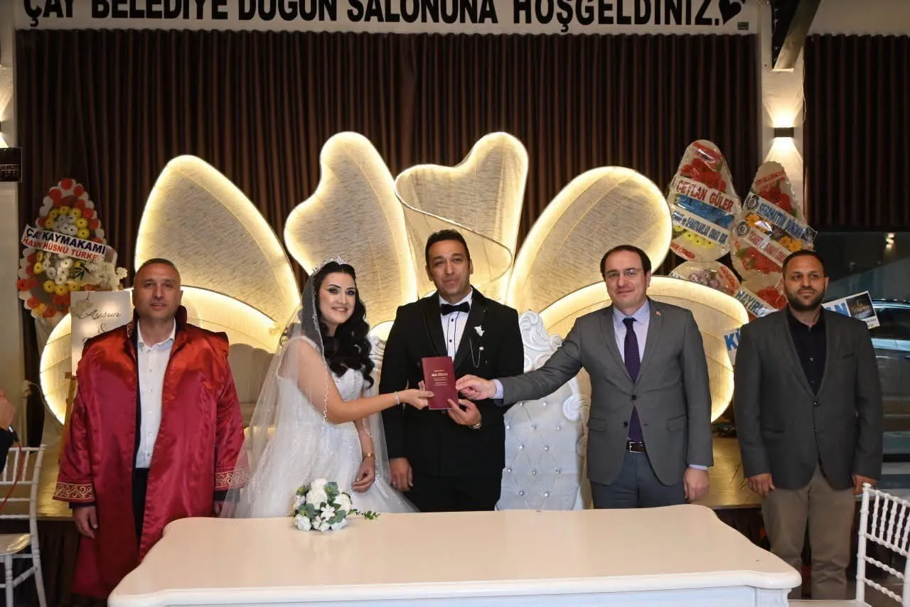 AFYONKARAHİSAR ÇAY KAYMAKAMI HASAN HÜSNÜ TÜRKER, MESAİ ARKADAŞLARI AYSUN ORAK VE UYGAR TEKİN...