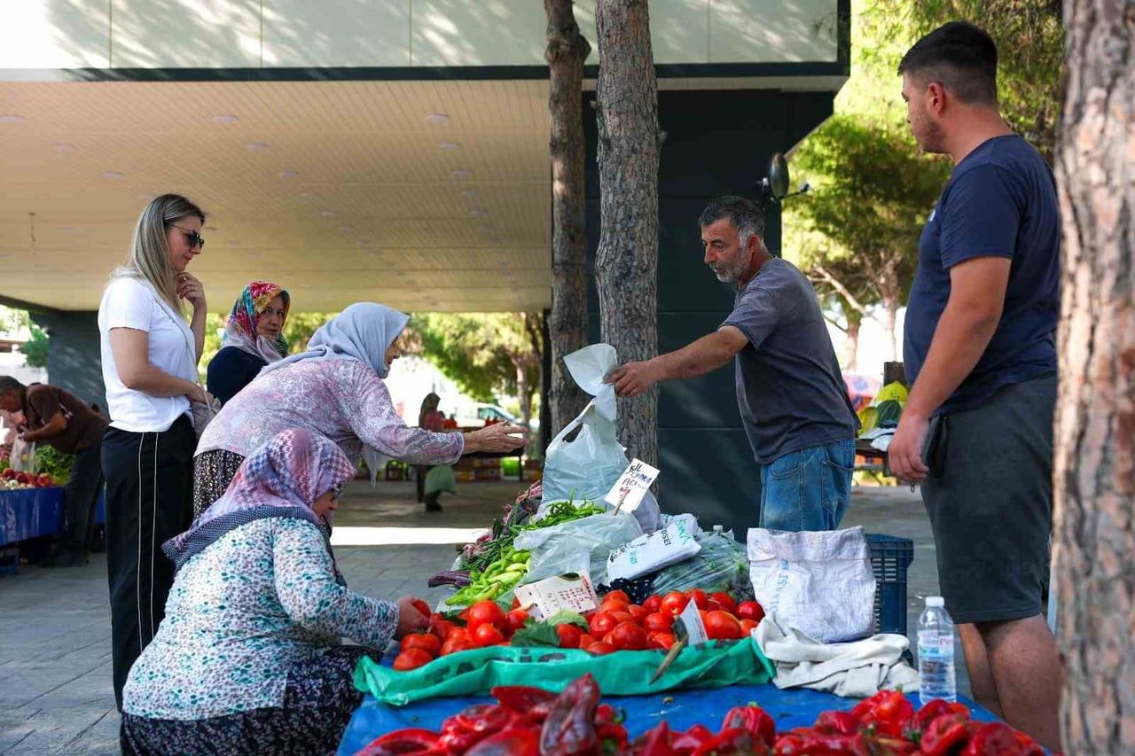 ALİAĞA’NIN HACIÖMERLİ MAHALLESİ’NDE KURULAN SALI PAZARI, MAHALLE SAKİNLERİNİN KENDİ ÜRETİMLERİNİ...
