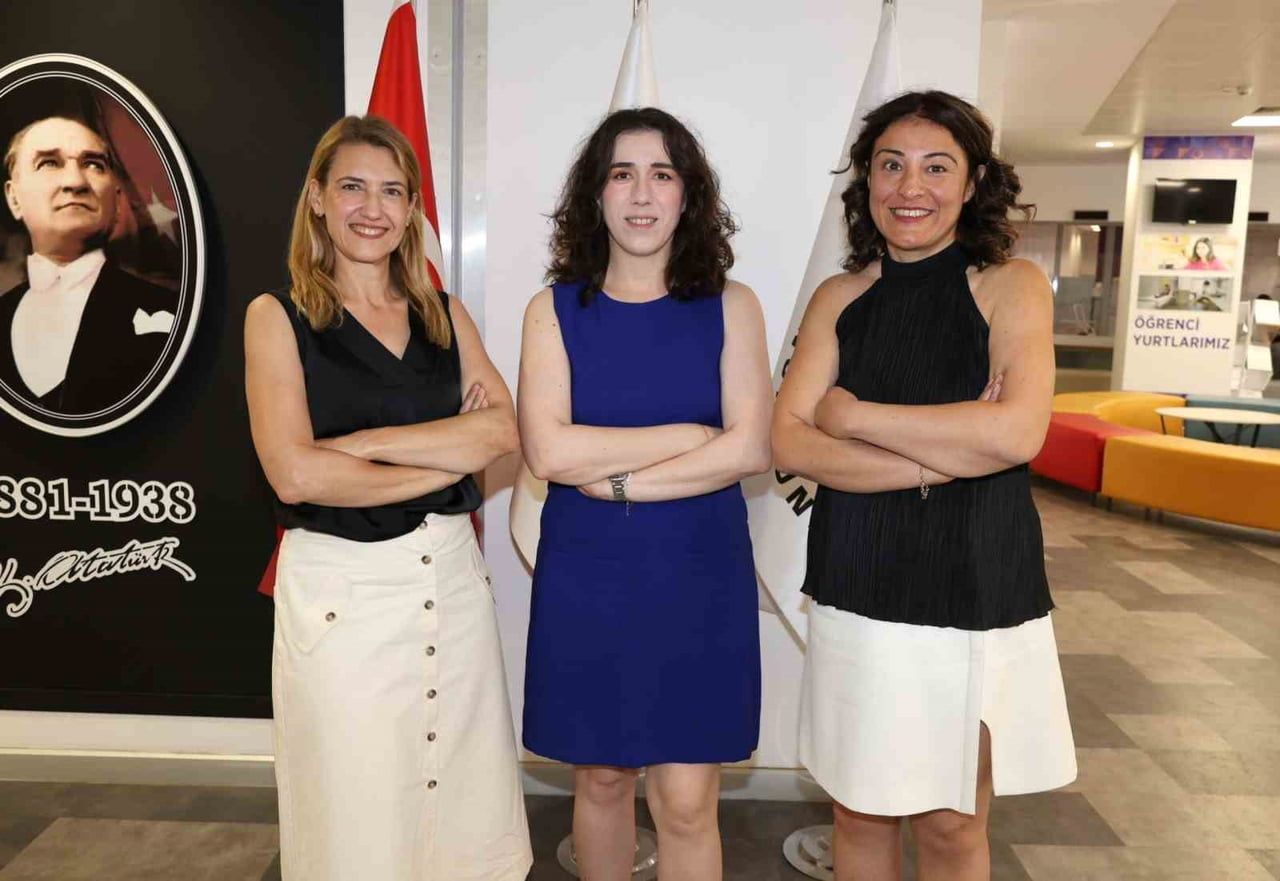 (SOL BAŞTAN) PROF. DR. EBRU UZUNOĞLU, DR. PINAR UMUL ÜNSAL VE PROF. DR. SELİN TÜRKEL