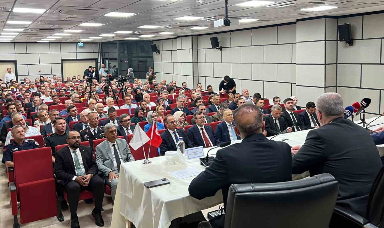TİCARET BAKANI ÖMER BOLAT, BİLECİK'TE YENİ VALİLİK KONFERANS SALONU'NDA STK'LARLA İSTİŞARE...