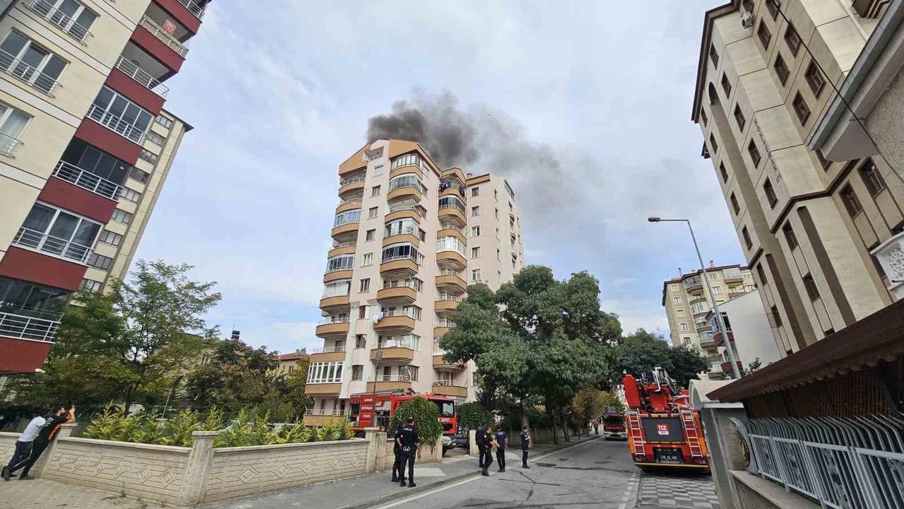 KAYSERİ'NİN MELİKGAZİ İLÇESİNDE 9 KATLI BİNANIN ÇATI KATINDA YANGIN ÇIKTI.