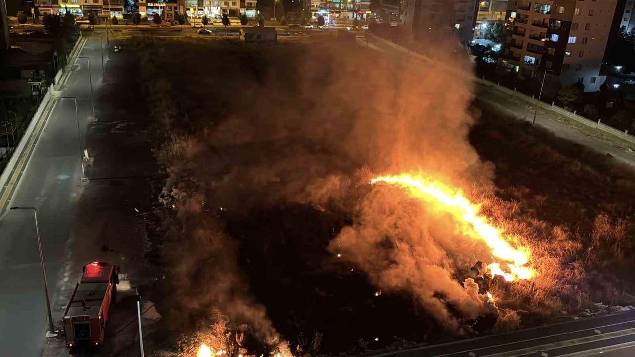 DİYARBAKIR’DA AKŞAM SAATLERİNDE MEYDANA GELEN ANIZ YANGINI KORKU VE PANİĞE NEDEN OLDU.