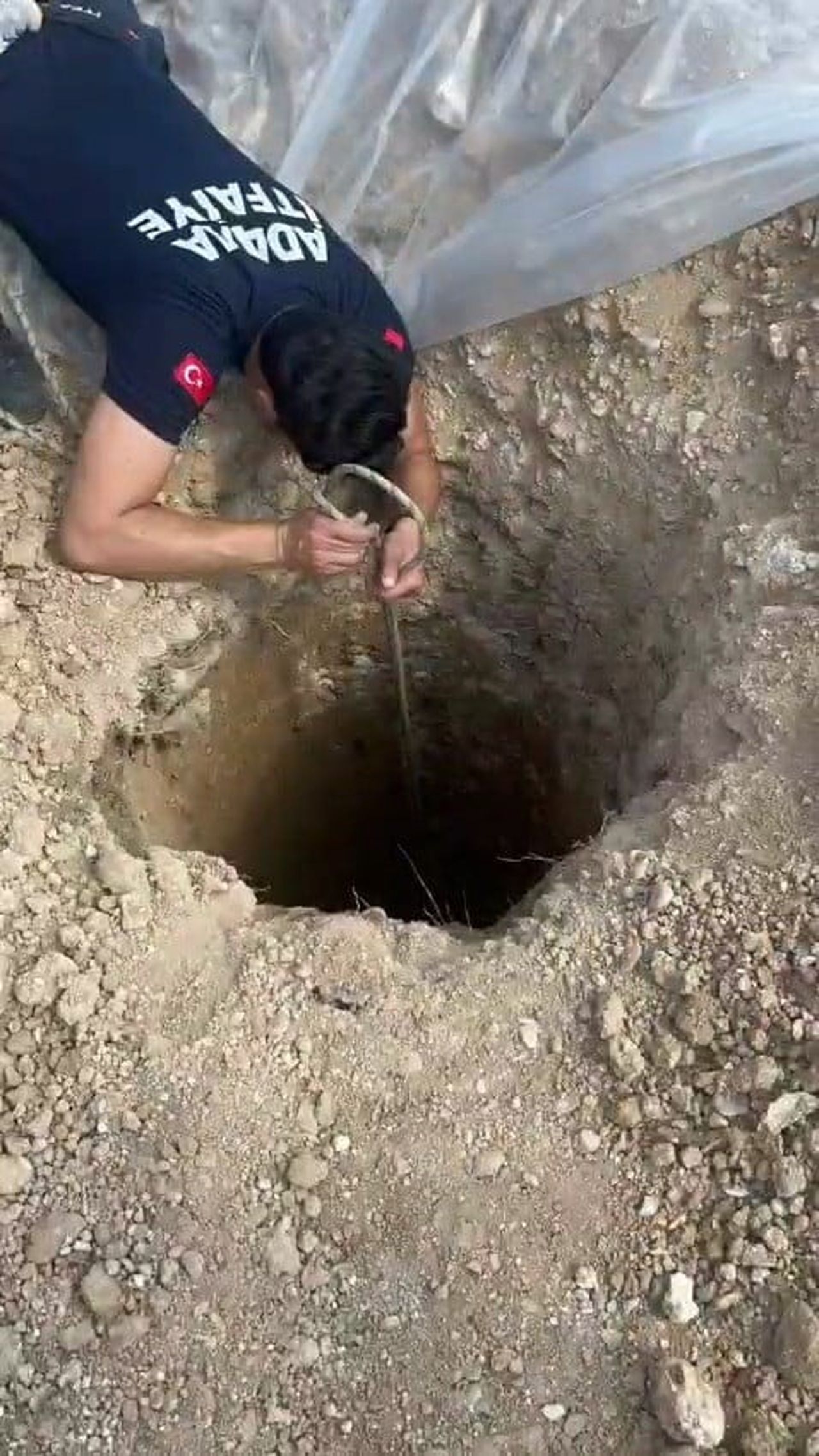 ADANA'DA İNŞAAT ŞANTİYESİNDEKİ KUYUYA DÜŞEN SAHİPSİZ KÖPEK, İTFAİYE EKİPLERİNİN HALATLI...