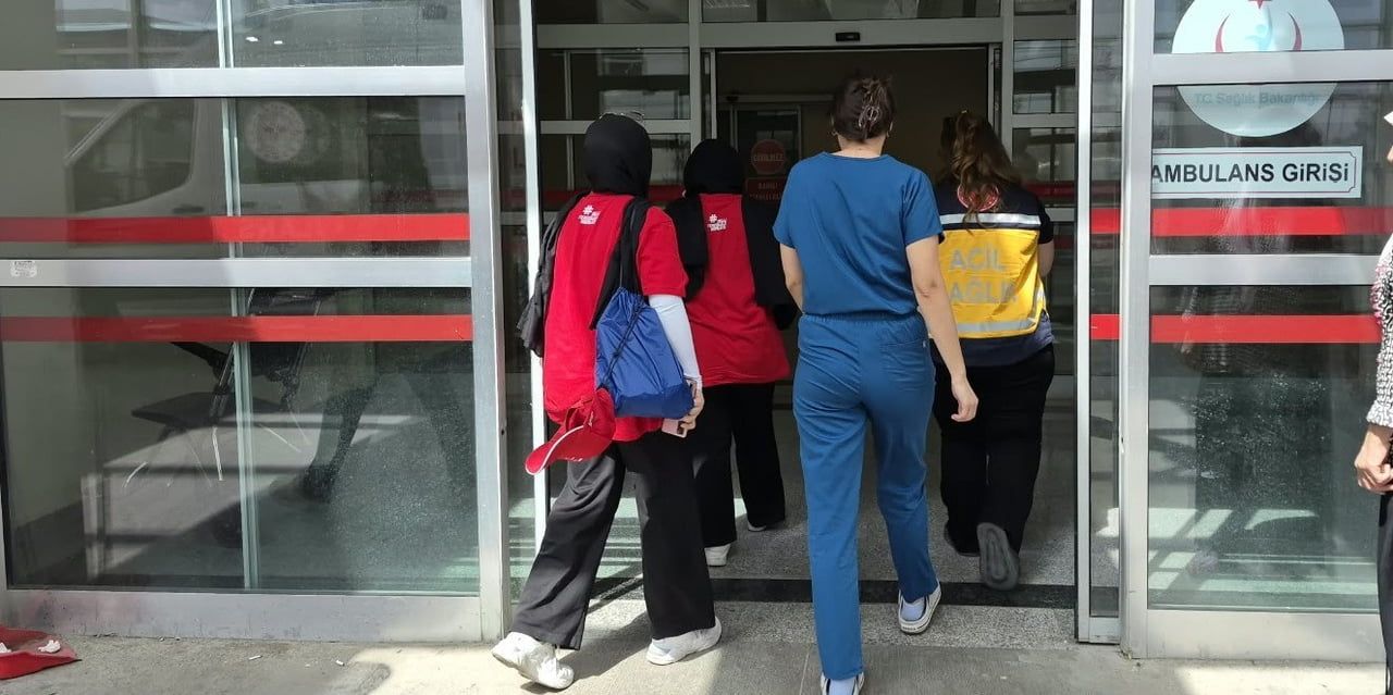 ADIYAMAN’DA DÜZENLENEN BİR PROGRAMDA YEMEK YİYEN 4 ÖĞRENCİ, ZEHİRLENME ŞÜPHESİYLE HASTANEYE...