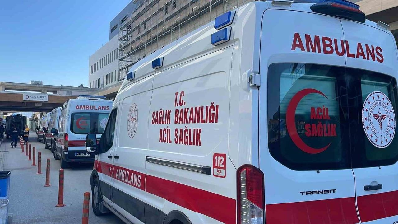 YARALILAR, AMBULANSLARLA KARAMAN EĞİTİM VE ARAŞTIRMA HASTANESİ'NE KALDIRILDI