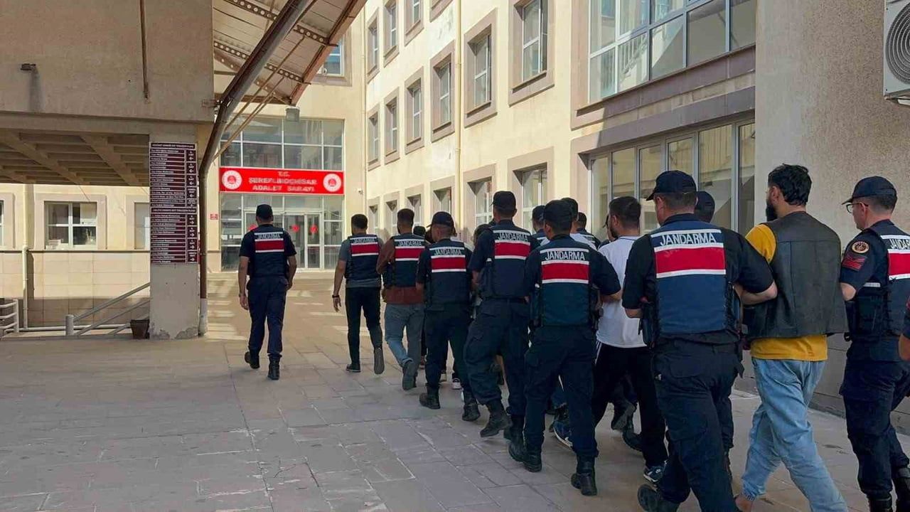 ŞEREFLİKOÇHİSAR'DA UYUŞTURUCU MADDE TİCARETİ YAPTIKLARI BELİRLENEN ŞÜPHELİLERE YÖNELİK DÜZENLENEN...