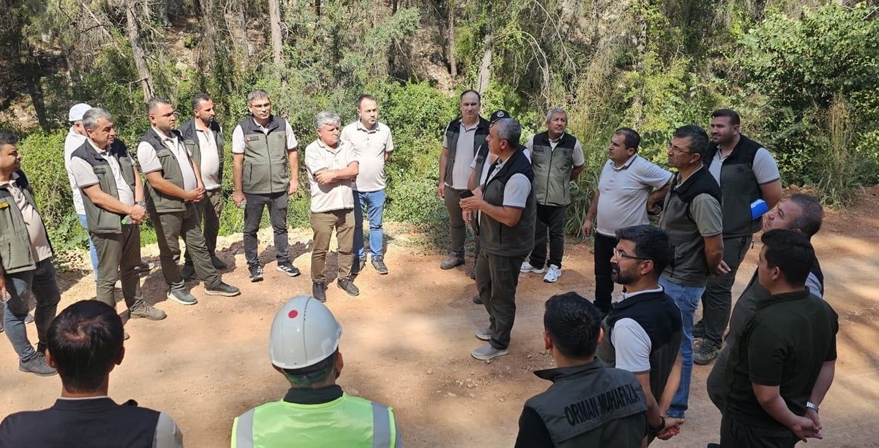MERSİN'DE ORMANLARIN YANGINLARDAN KORUNMASI AMACIYLA YOL KENARLARINDA TEMİZLİK VE BİYOKÜTLE...