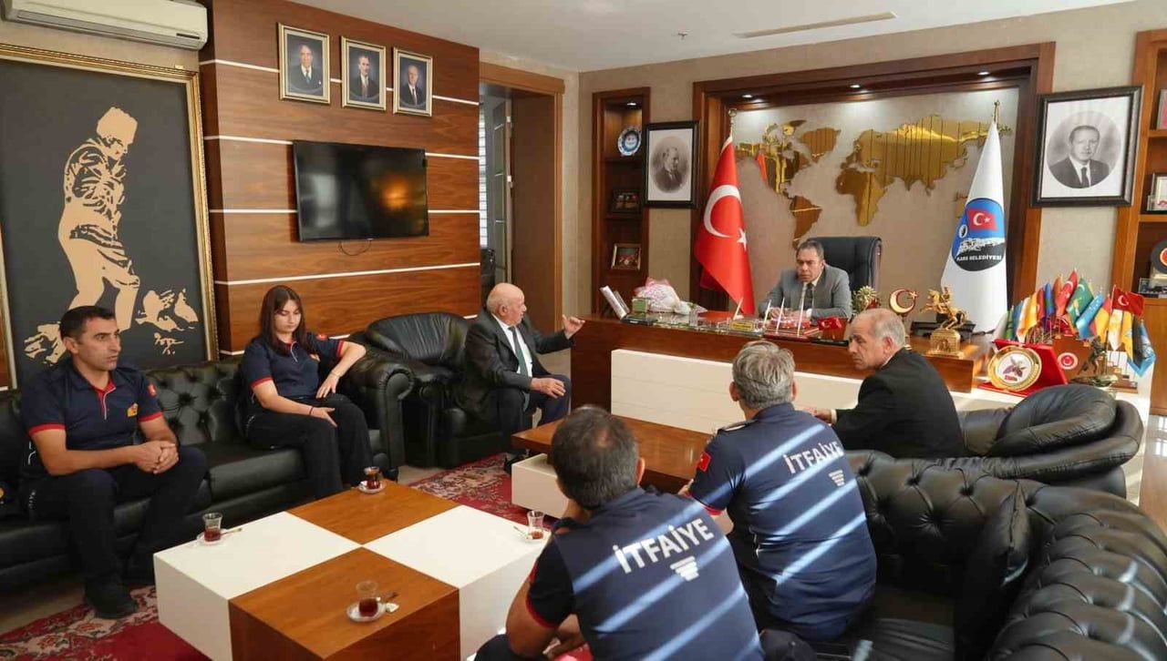 KARS’TA İTFAİYE HAFTASI ZİYARETİ: BAŞKAN SENGER İTFAİYECİLERİ AĞIRLADI(KARS-İHA)
