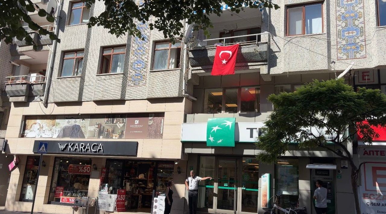 OLAY GECE SAATLERİNDE İLÇEYE BAĞLI KARAKAŞ MAHALLESİ 100. YIL CADDESİ'NDE BULUNAN BİR APARTMANDA...