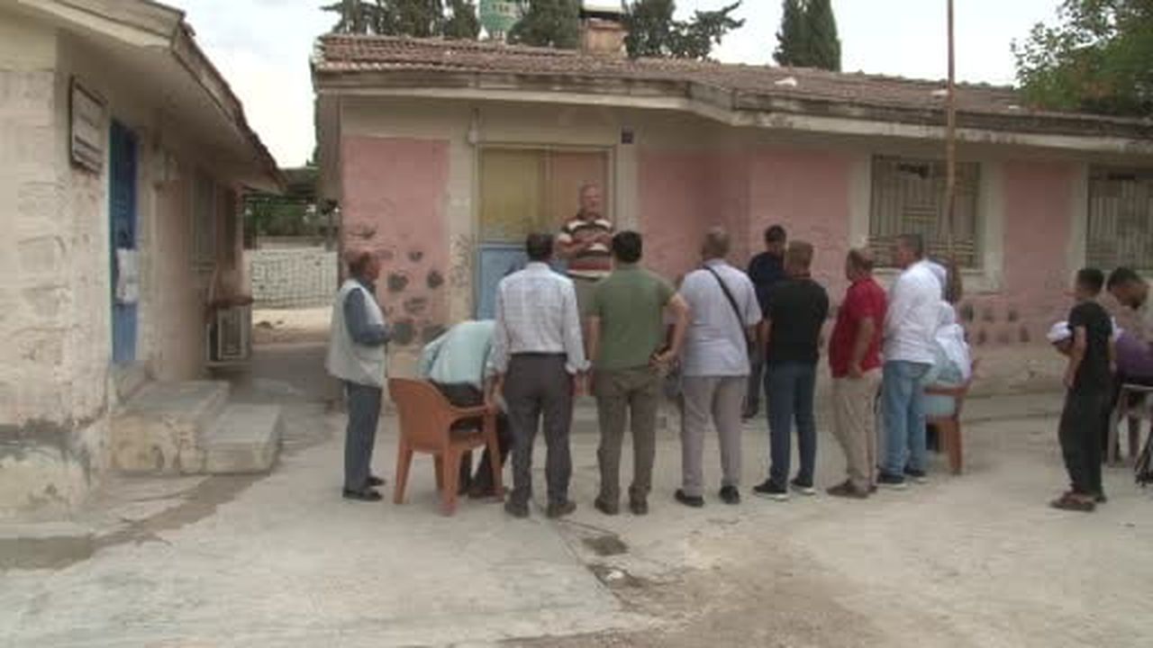 Öğretmen 40 yıl sonra köy okulunda öğrencileriyle buluştu
