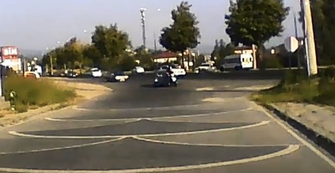 DÜZCE‘DE MOTOSİKLETLE İLE OTOMOBİLİN ÇARPIŞTIĞI KAZADA BİR KİŞİ YARALANDI. KAZA ARAÇ KAMERA...
