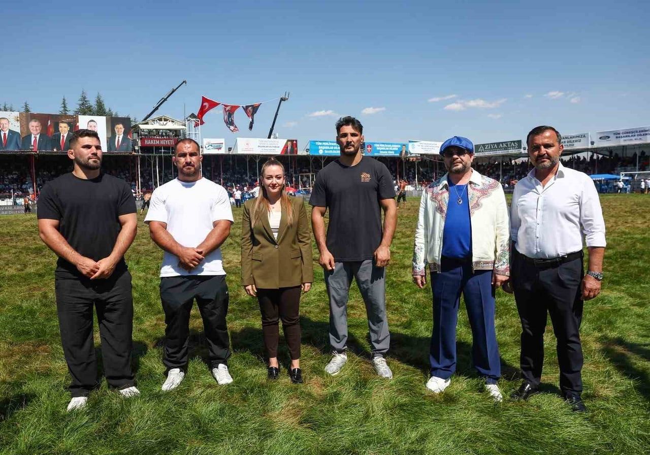 ANTALYA BÜYÜKŞEHİR BELEDİYESİ BAŞKAN VEKİLİ BÜŞRA ÖZDEMİR PEHLİVANLARLA ELMALI’DA BİR ARAYA...