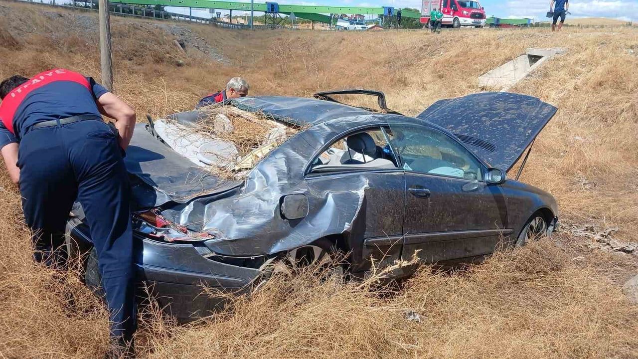 YOZGAT'IN SORGUN İLÇESİNDE ŞARAMPOLE UÇAN OTOMOBİL SÜRÜCÜSÜ YARALANDI.