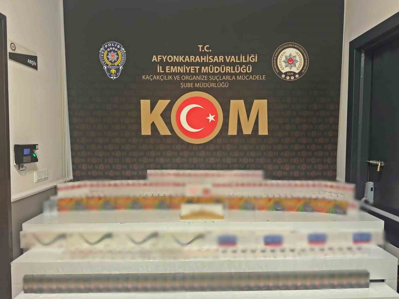 AFYONKARAHİSAR'DA POLİS TARAFINDAN DURDURULAN BİR OTOMOBİLDE YAPILAN ARAMADA 700 PAKET GÜMRÜK...